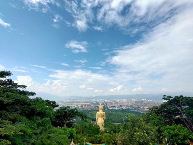 这里有勐泐大佛寺,能感受到的只有神山的神圣和美景的纯粹.