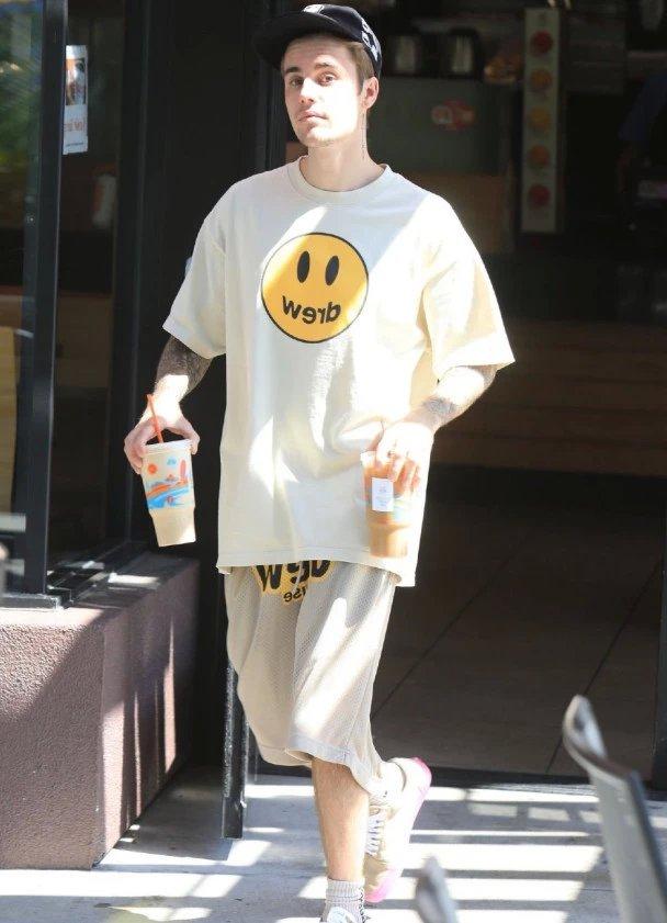 贾斯丁比伯官方身高178cm,和妻子一起逛街,却成小短腿?