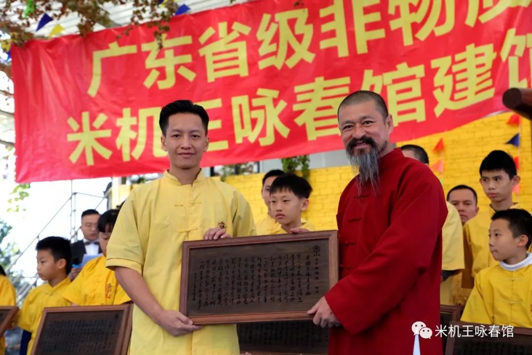 在拜师仪式后,广东省级非遗代表性传承人黄念怡师父为所有入室弟子