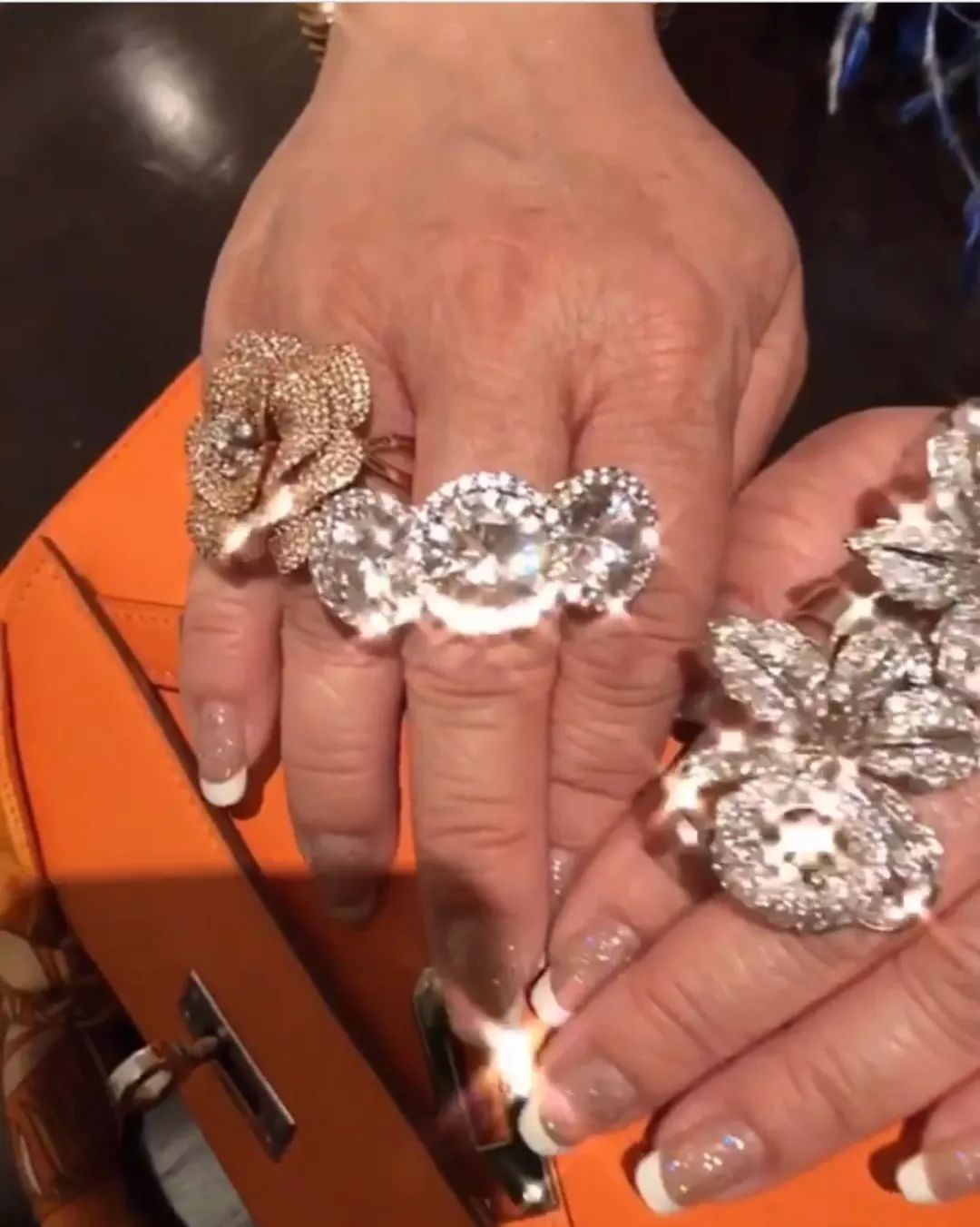 名流爱马仕堆成山的泰国奇葩土豪母子时尚真人秀