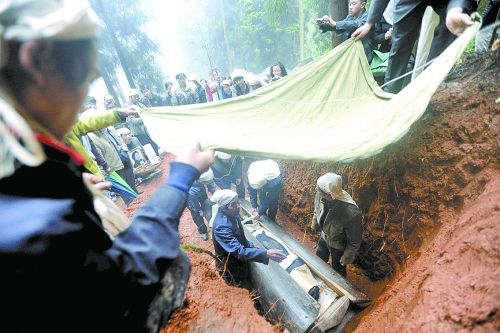 农村丧葬习俗下葬仪式这是死者停留在世间的最后时刻要重视