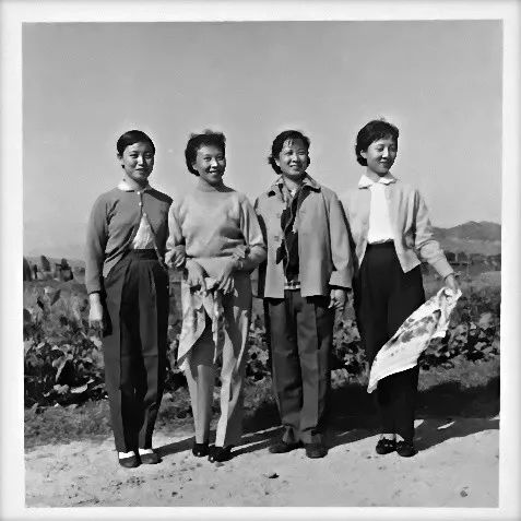 她的师友虹口公园凭吊鲁迅先生墓:(左起)王文娟,戚雅仙,丁是娥,丁赛君