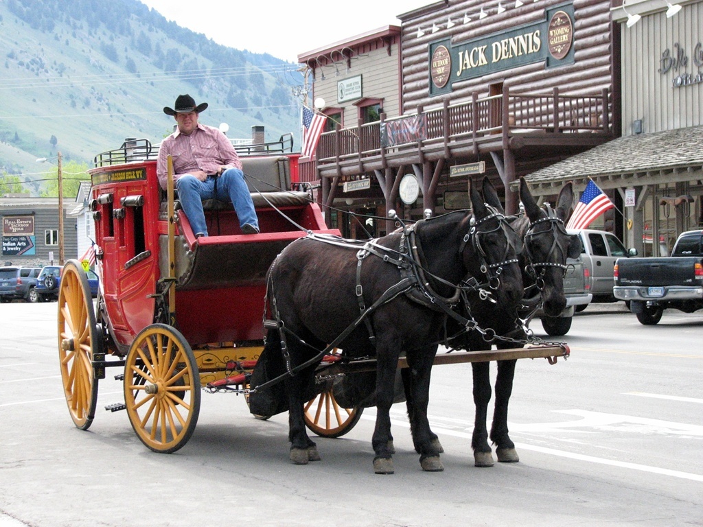 英国的铁路是由建造电车轨道的人设计的,1435mm相当于四英尺八英寸,正