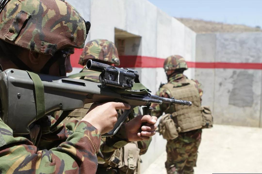 tkb-022诞生17年后使用无托结构和塑料材料的aug横空出世这支步枪影响