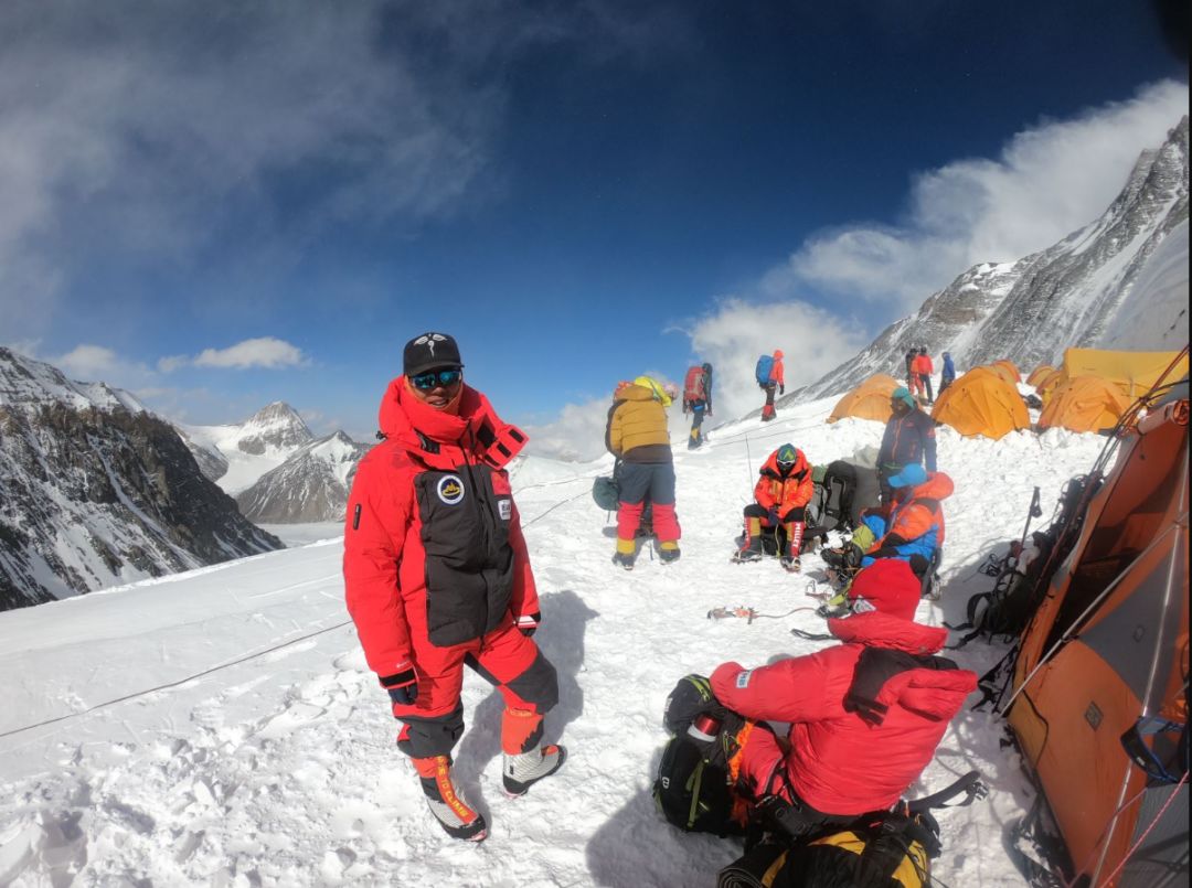 中国登山队身穿波司登登峰系列