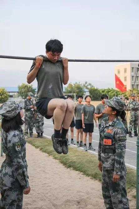 這些女兵美得讓人心疼