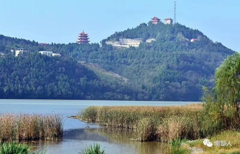 南部火峰山下满福坝水城崛起