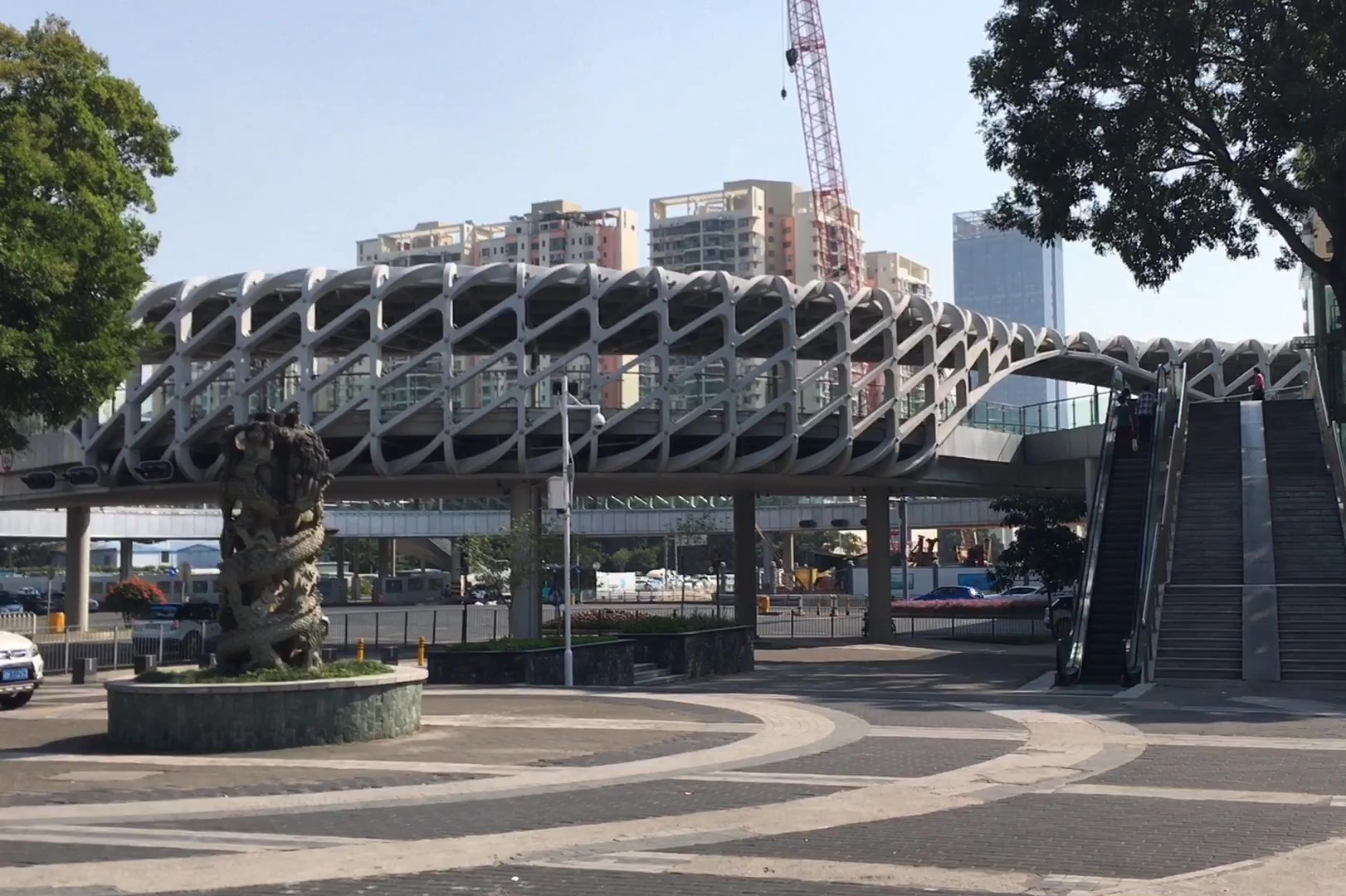 深圳南山区耗资5000万建造的人行天桥实拍用了3000吨钢材