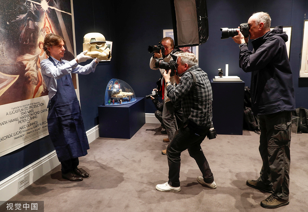 当地时间2019年12月6日,英国伦敦,苏富比拍卖行准备拍卖系列电影