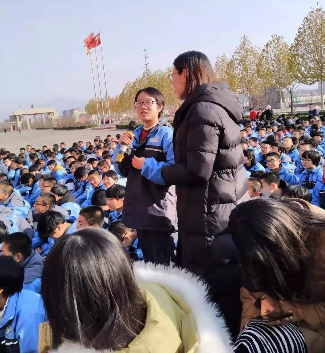 襄汾星原学校师生齐聚一起现场振奋人心