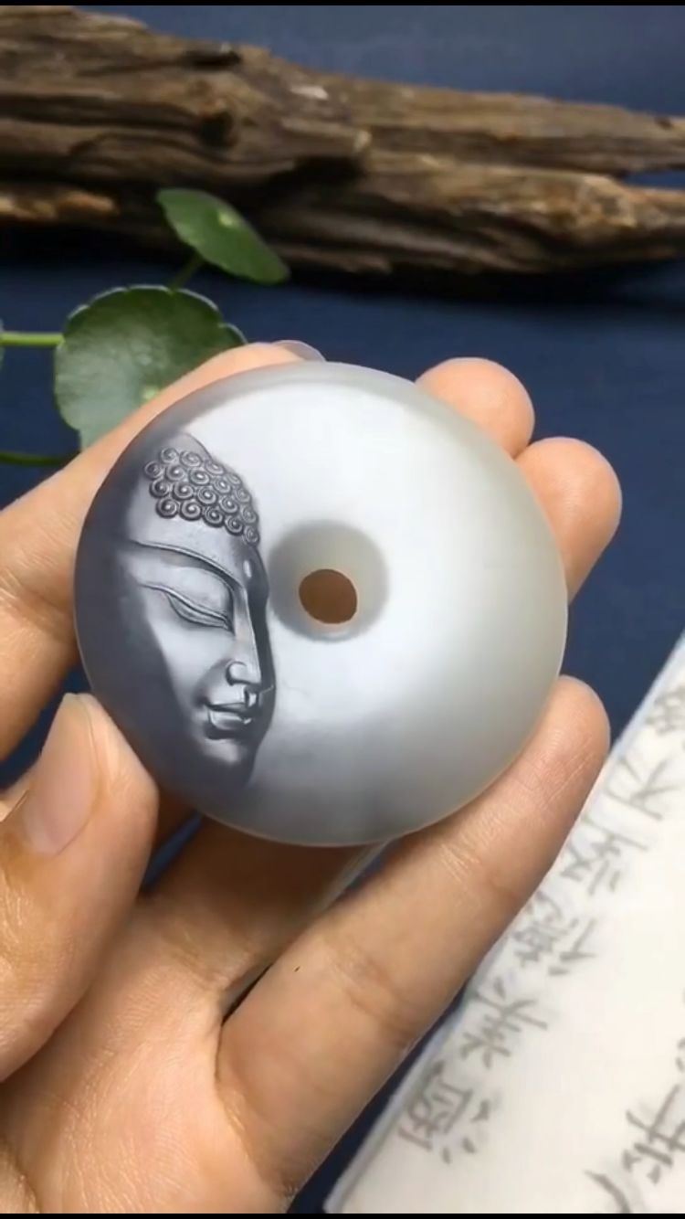 青海烟青玉表面是由一片黑色或紫色组成,看不见小黑点.