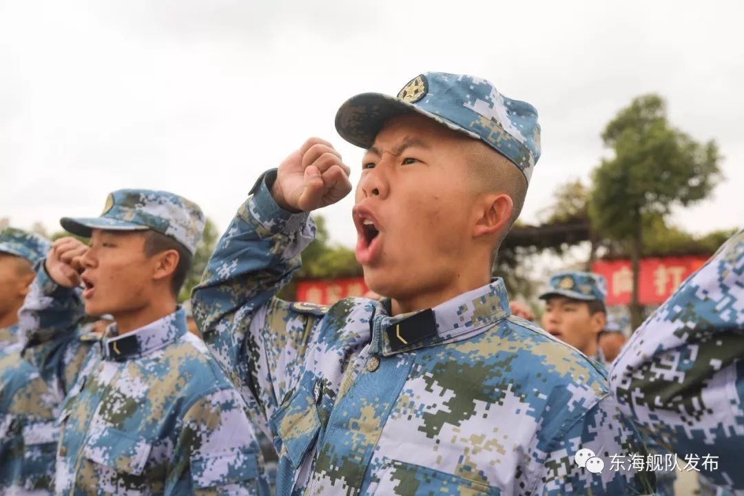 的光荣和梦想见证着新兵的成长和重塑授衔仪式,入伍宣誓授衔即是受命