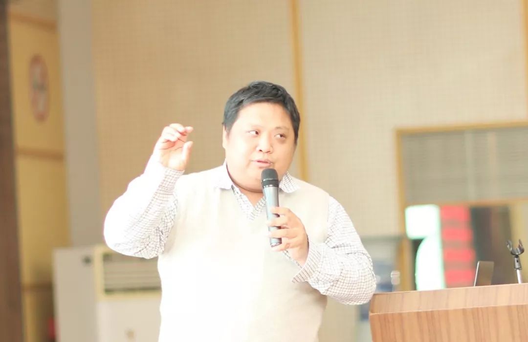 郭鹏副教授讲授了《外科手术技能培训的实施,评估与反馈》