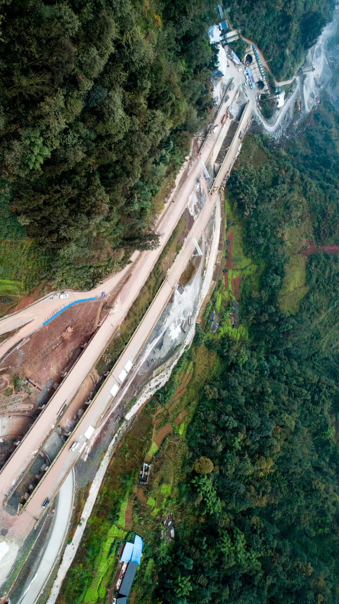 昭乐高速通车再添助推器!串佛段控制性工程轿顶特长隧道贯通