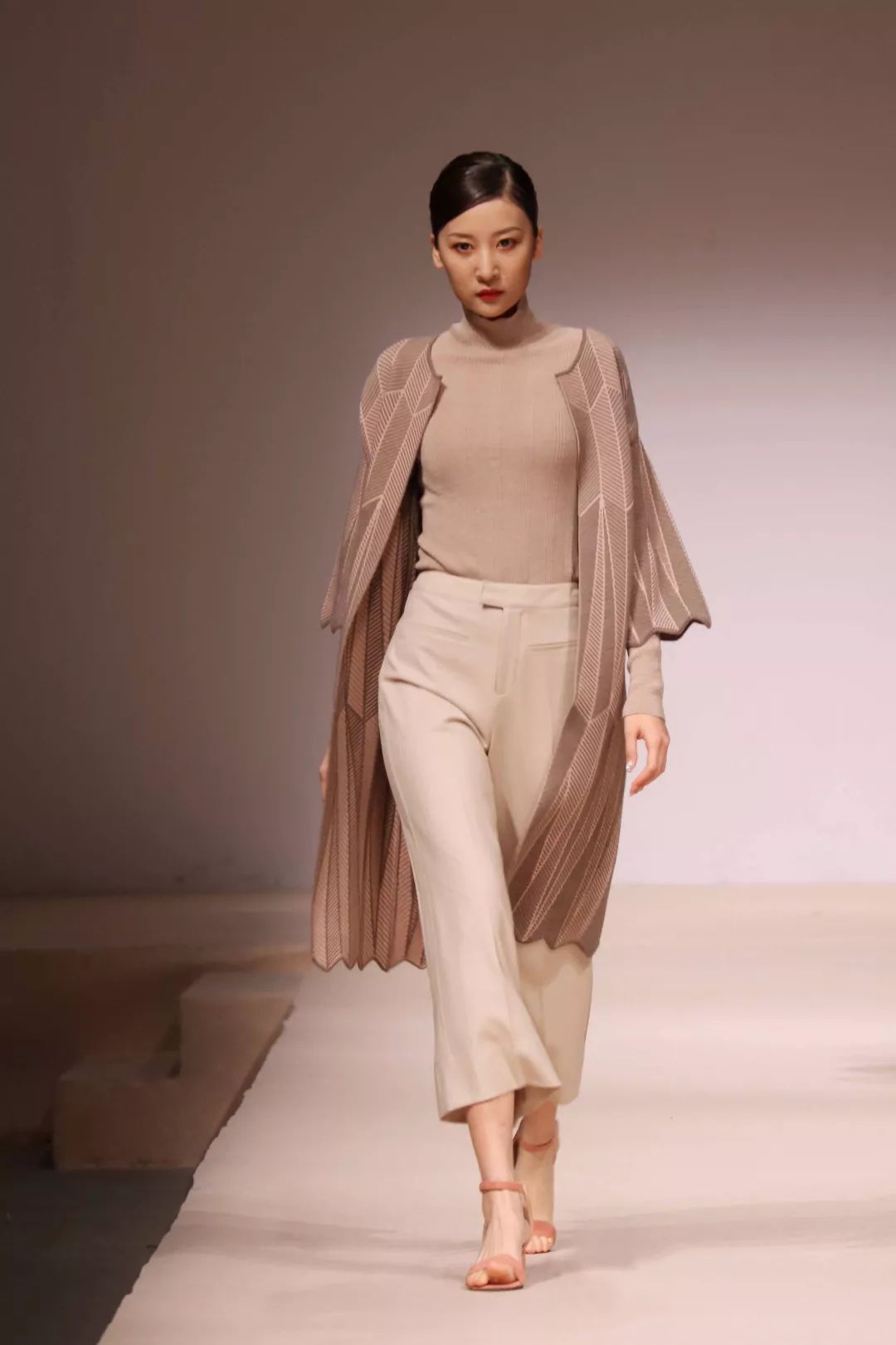 runway秀场直击 /本次演出由北京服装学院时尚传播学院服装表演专业