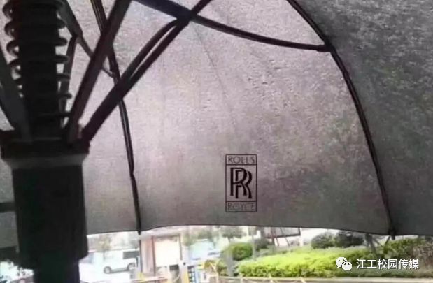 那么恭喜部分同胞了你刚好可以很"不经意的"拿出你的雨伞走到人家旁边