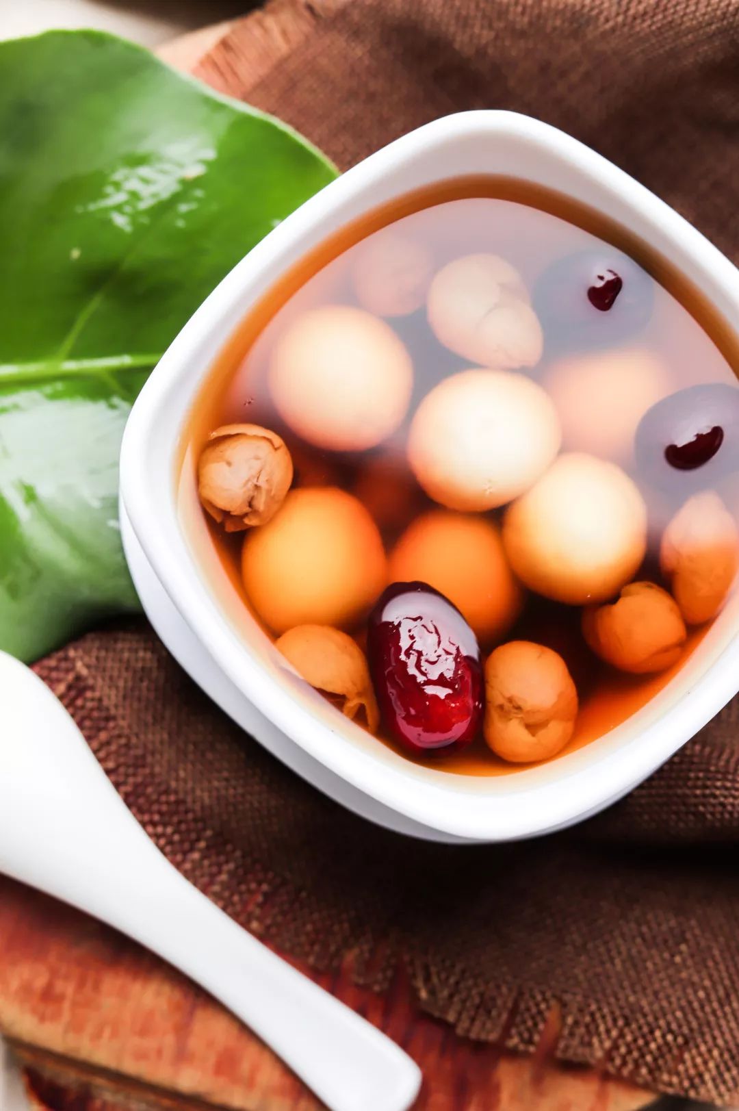 桂圆红枣汤圆像极了唠叨的奶奶糯米团也在滚烫中逐渐膨胀内馅儿软化