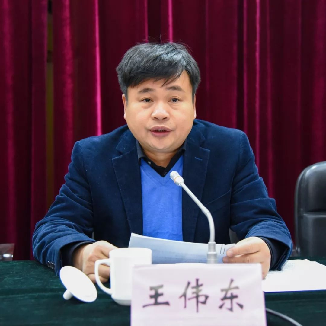 新区人大工委主任王伟东主持会议,就村庄人居环境长效管理,复耕复垦