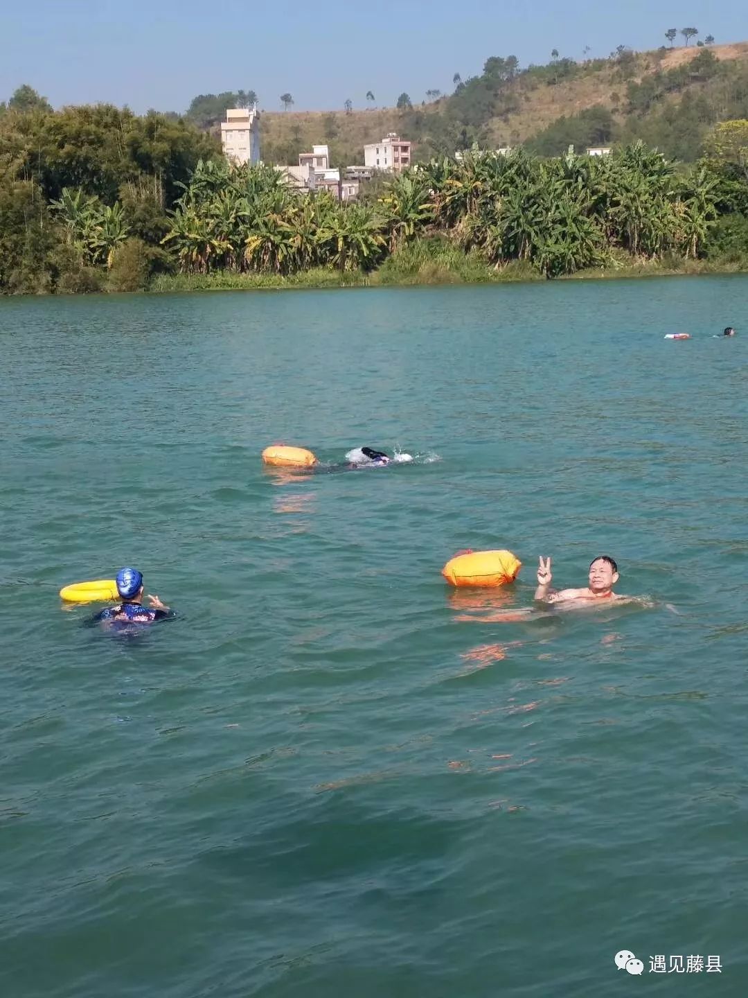 藤县近百人冒严寒畅游西江!看完你还好意思说"冷"吗.