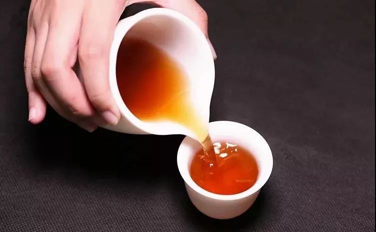 解茶时要尽量保持叶片的完整性,顺着叶片的规律去开解.