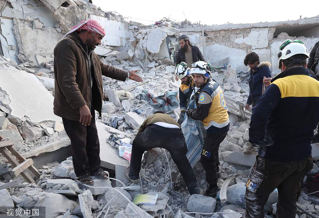 叙利亚伊德利卜再遭空袭白头盔组织成员救援受伤民众