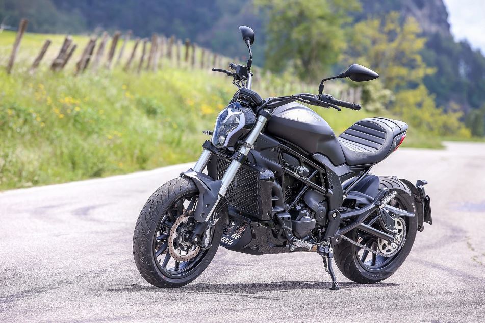 摩托车非常相似,而且距贝纳利位于佩萨罗的工厂只有一个小时的路程