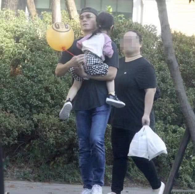 霍建華抱女兒現身3歲小海豚笑起來有酒窩被贊是母胎美女