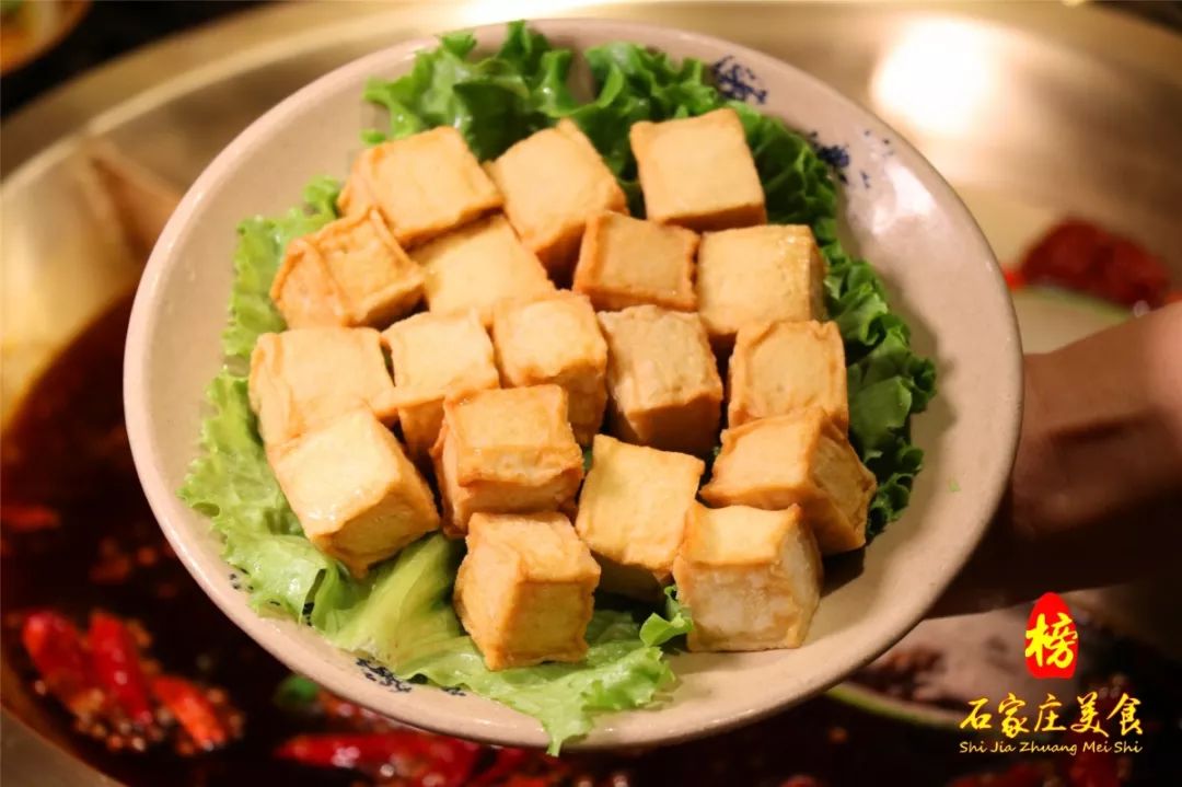 方方正正的鱼豆腐,外脆内软,鲜味四溢,热香透心,绝对是吃火锅一绝