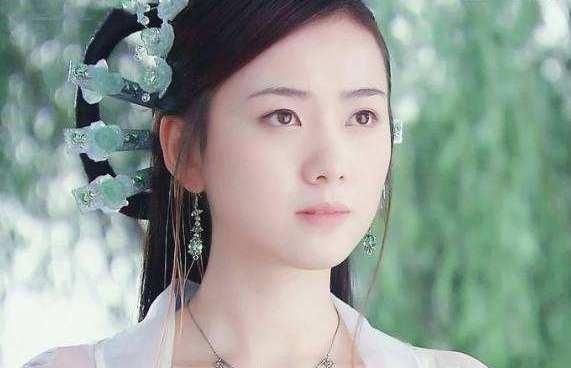 王母娘娘的八女儿,天庭八公主,打扮清纯靓丽,左右各插了一排碧玉簪子