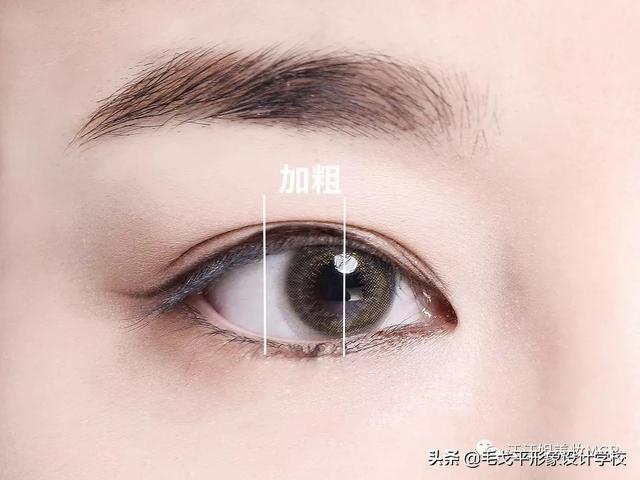 其实延伸眼头除了利用眼线改变睫毛根部生长线,还有两个方法,一种是