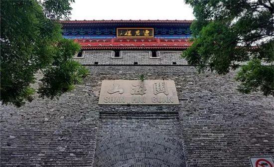 31 山海关古城的西门,又称为迎恩门,因其遥向京都贵为门户而冠名.