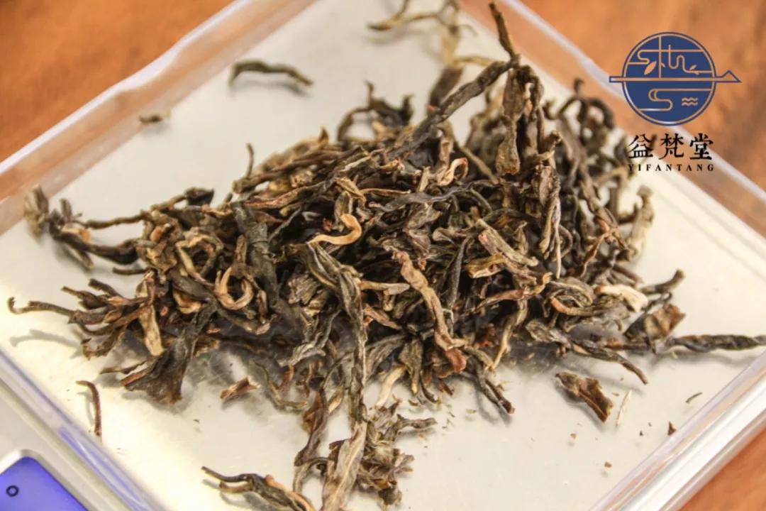 出自邦崴的普洱茶比同年份其他地区的产茶汤感顺滑厚重,还有其独特的