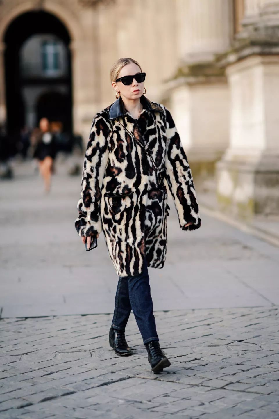 街拍| 这个冬天最酷的人造皮草大衣