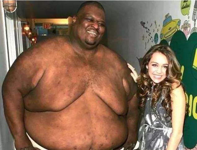 800斤相扑之王娶美妻,婚后一年去世,妻子获千万遗产却无人敢娶_亚伯勒