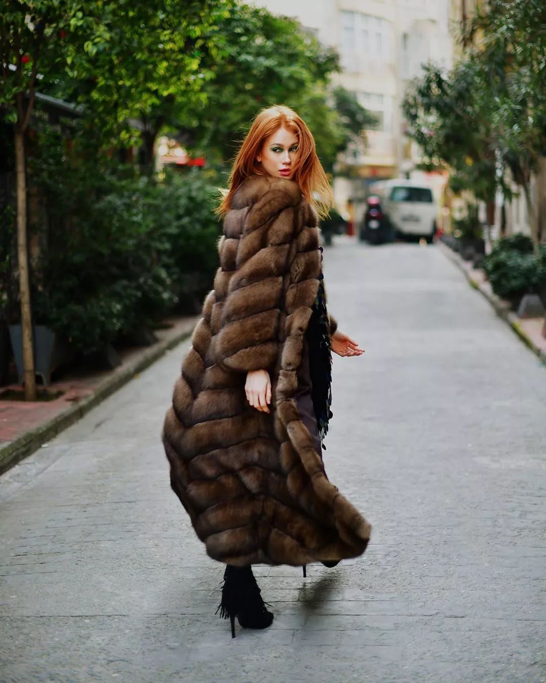 街拍| 这个冬天最酷的人造皮草大衣