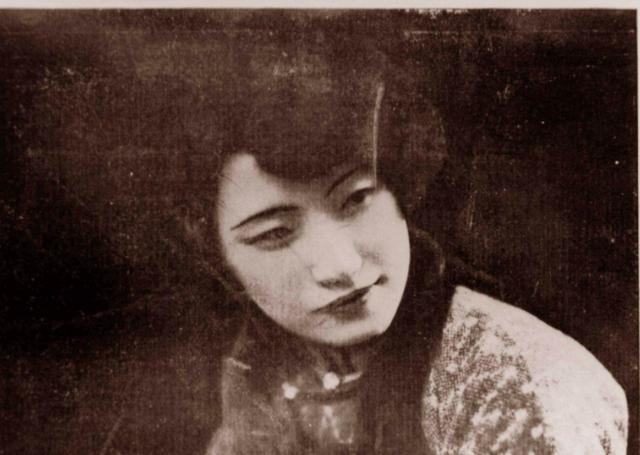 吸大烟的多情女子,一生与三个男人瓜葛不清,临终前喊着徐志摩_陆小曼