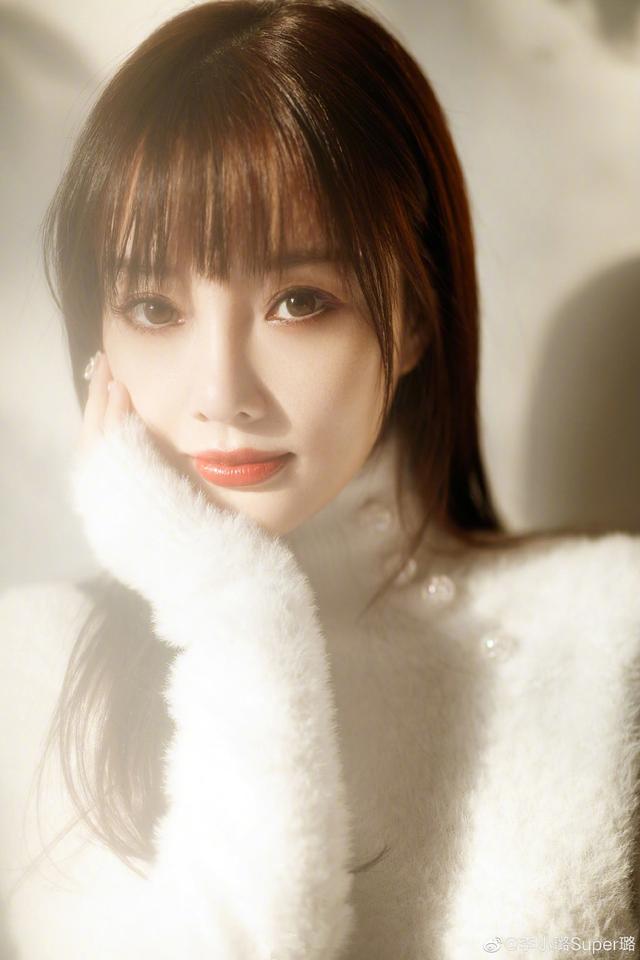 双十二将至李小璐为网店打call拍写真秀身材网红风十足