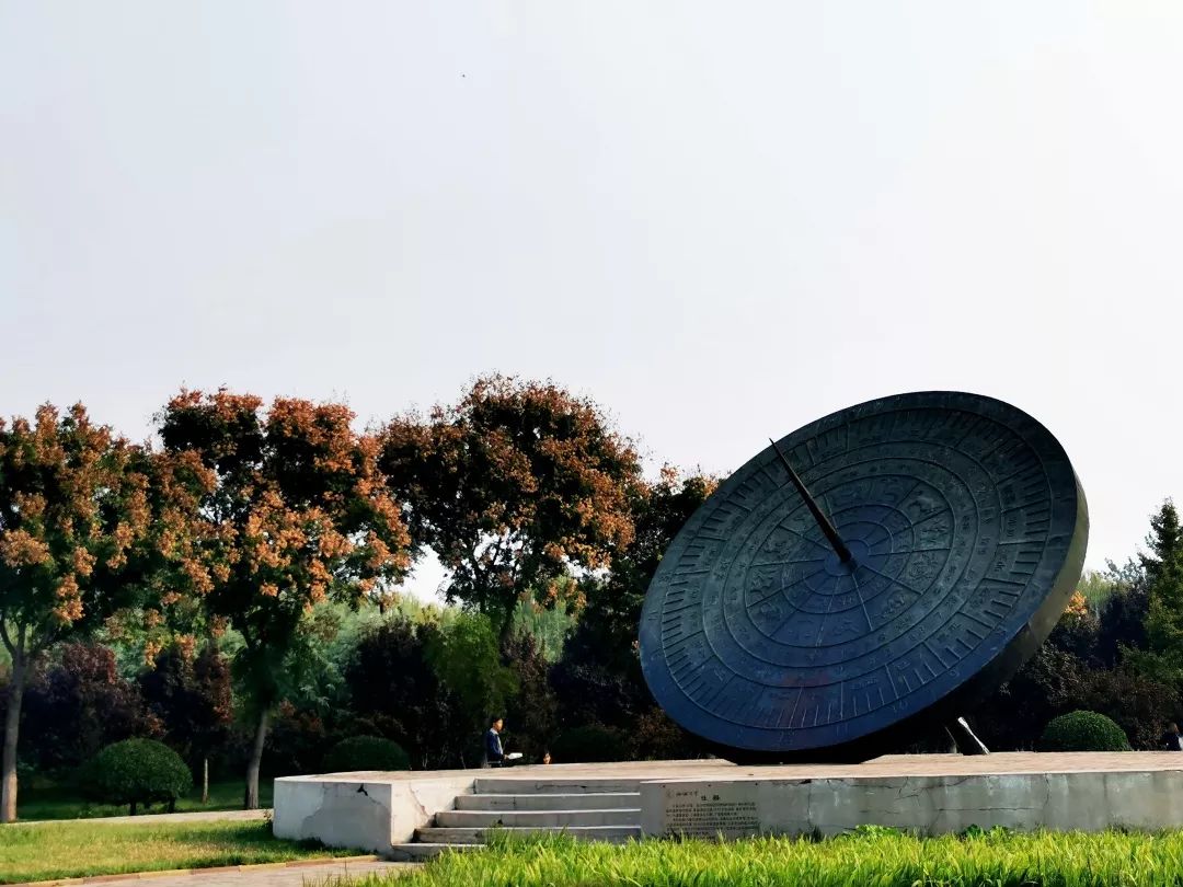 这几张照片取景于聊大的花圃,日晷广场,东湖,国防生训练场等,有多姿