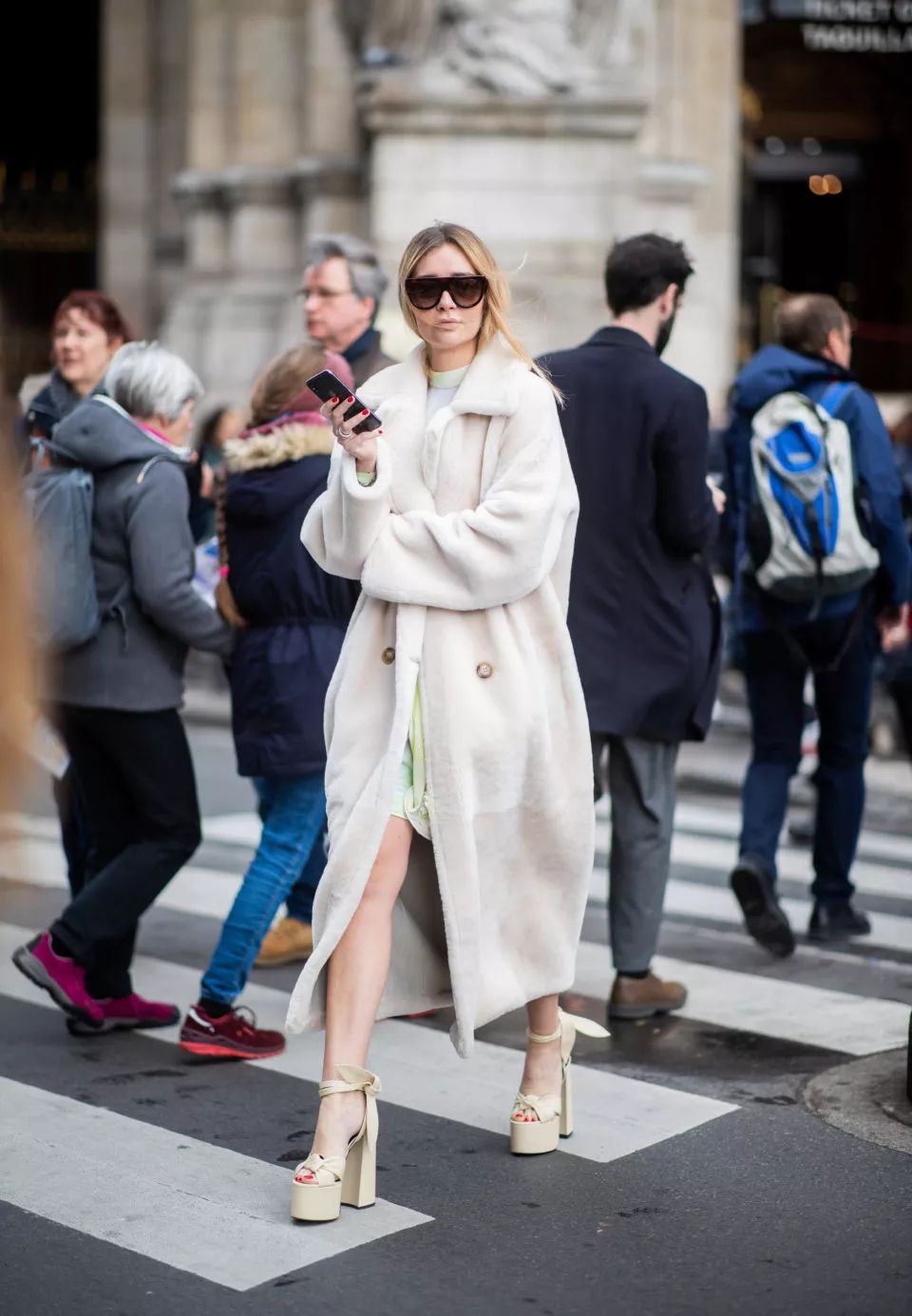 街拍| 这个冬天最酷的人造皮草大衣