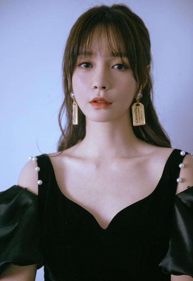 沈梦辰越来越精致了,黑色丝绒裙穿成小公主,坐沙发上美腿成焦点