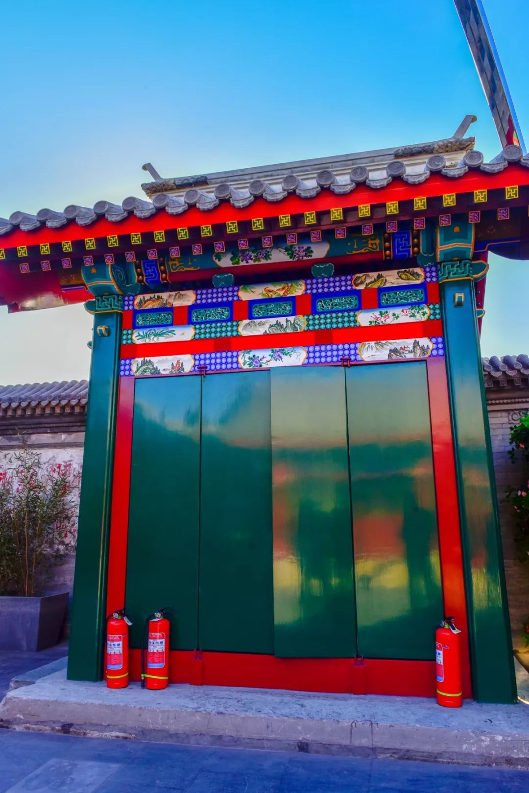 "二门"便说的垂花门~旧时"大门不出,二门不迈"中内院则是家人日常生活