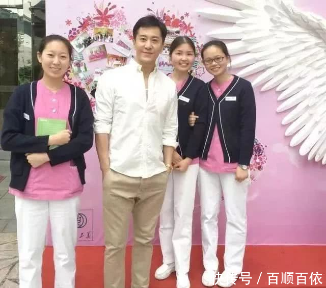 毛宁瞒了多年,原来妻子大家都熟悉,难怪他没选择杨钰莹_李静萍