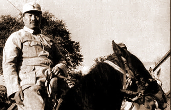 3年前的建军节,贺龙元帅的外孙女贺来毅与母亲贺捷生(贺龙的女儿)有一