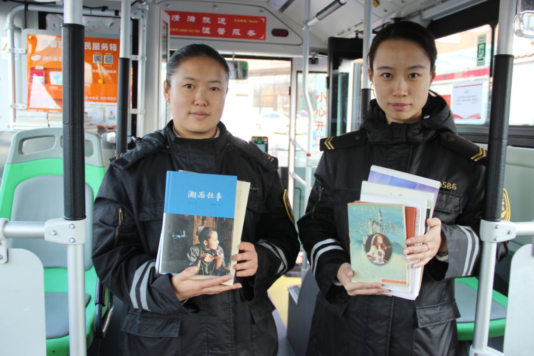"让书香飘进车厢" 温馨巴士开设流动书角方便乘客借阅