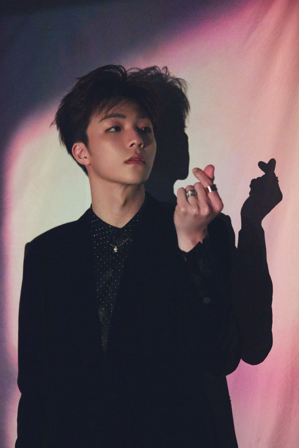 工作室更新陈立农红毯造型高清官图潇洒自在的温柔帅哥专属闪光