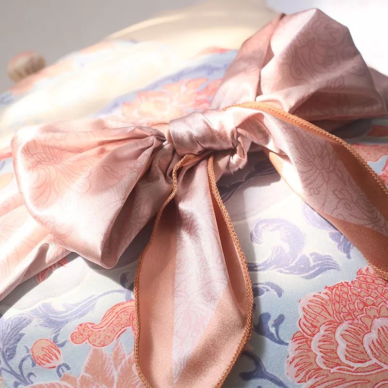 故宫宫廷文化深谙小主们的粉红少女心,将乾隆皇帝最爱的瓷器 包袱皮款