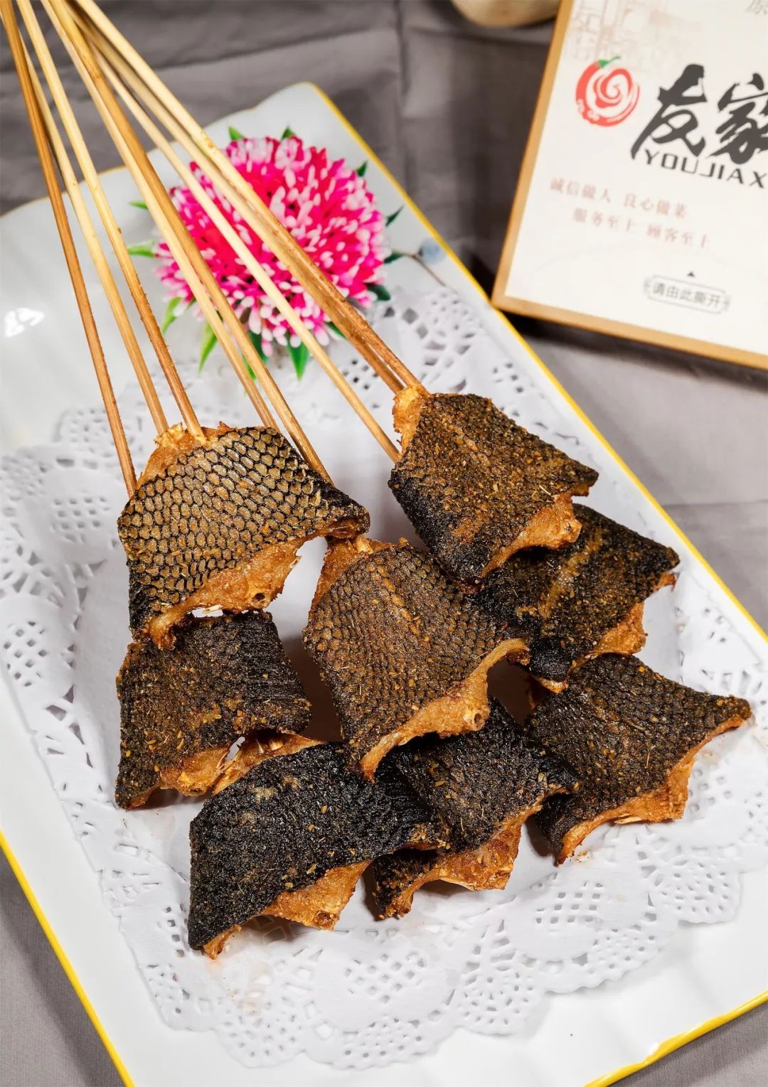 新鲜的蛇肉被腌制过后,烤熟的过程让味道全部浸润在蛇肉里,再点缀葱花