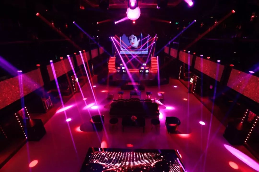 派对办在上海百乐门,八十年前的洋场舞厅,紫红色霓虹灯光交错,香鬓