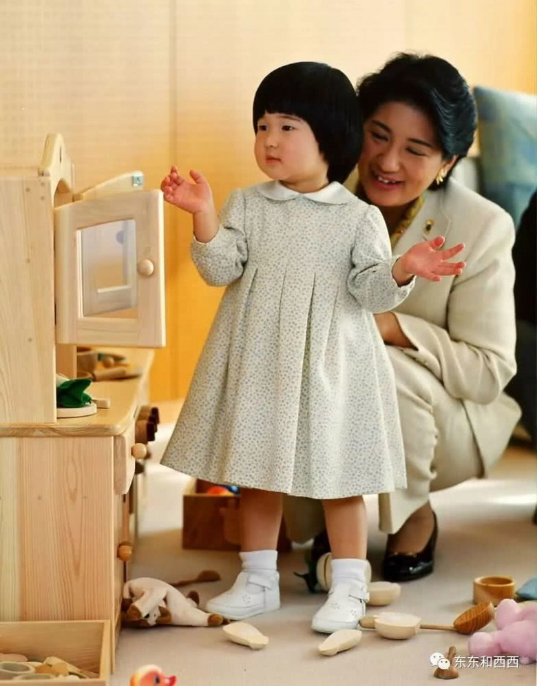 还是个学霸,这才是让父母最欣慰的事吧~ 爱子公主是当时的太子妃雅子