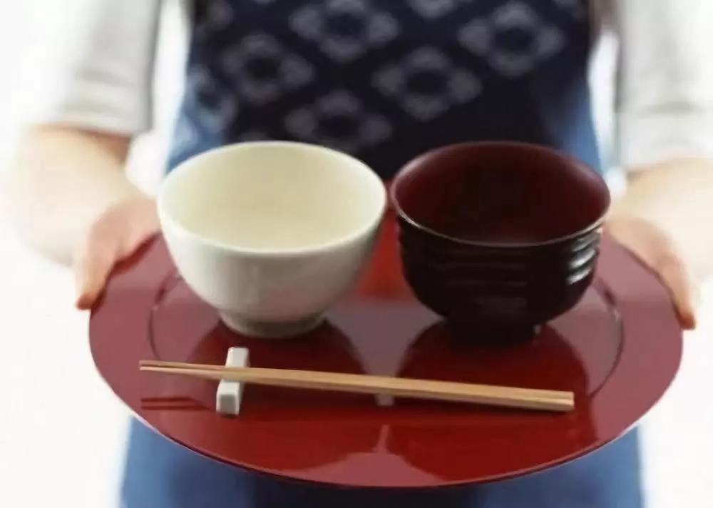 餐桌筷子摆放礼仪图片